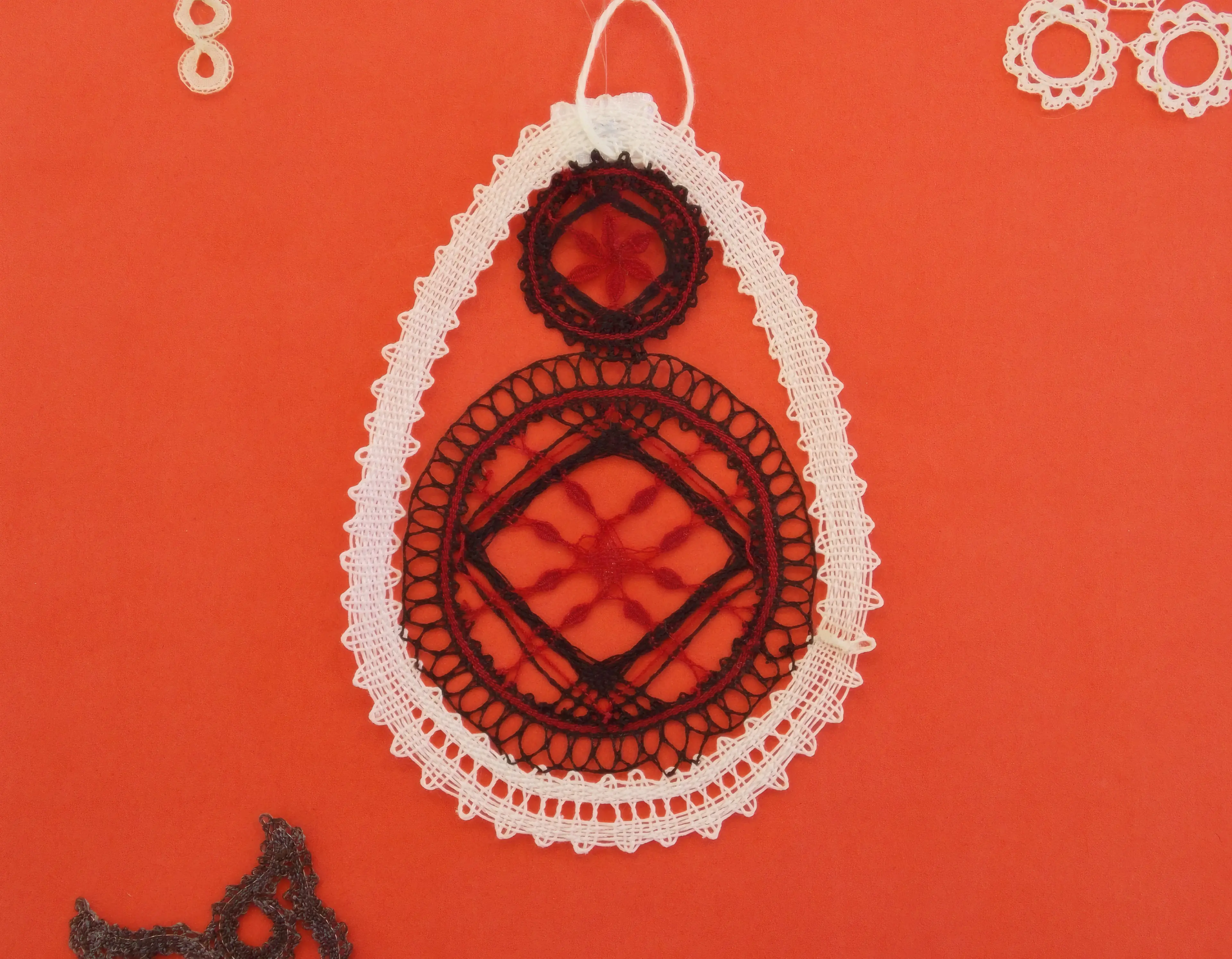 Dentelle aux fuseaux et broderie hardanger — un beau médaillon