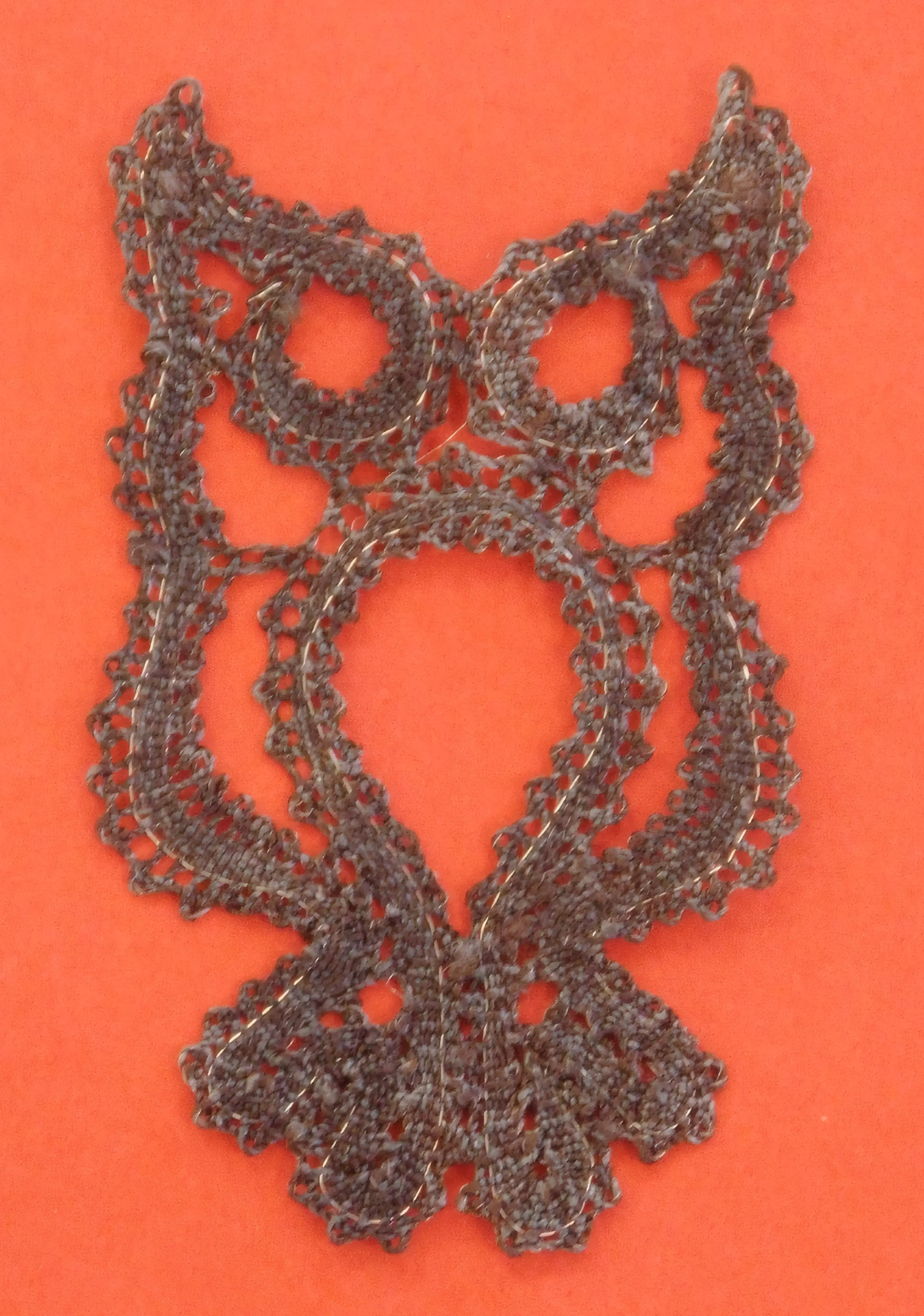 Dentelle aux fuseaux et broderie hardanger — notre petit hibou d'atelier