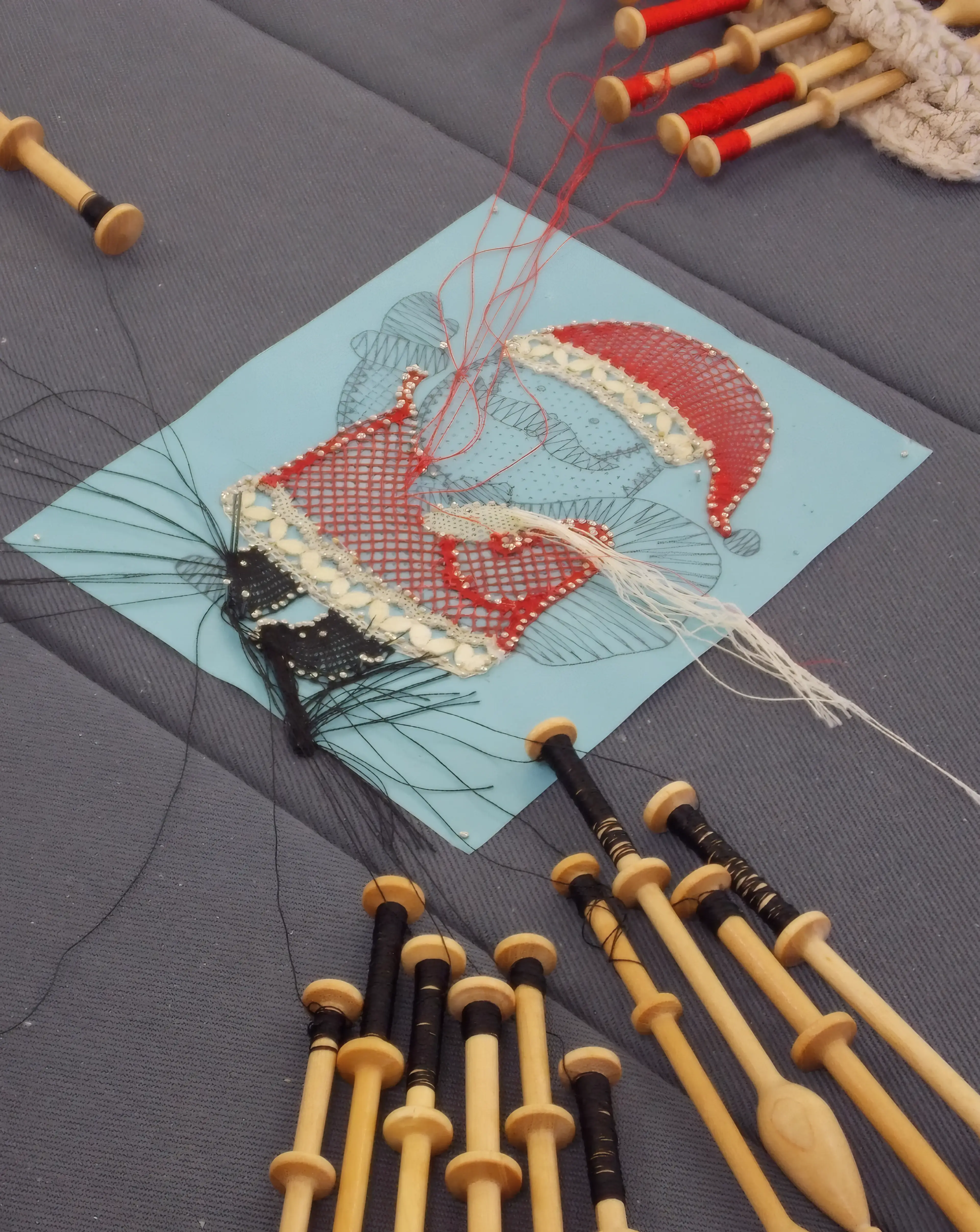 Dentelle aux fuseaux et broderie hardanger — l'esprit de noël